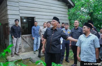 Foto Mahyeldi Serahkan Bantuan Bedah Rumah Rp25 Juta untuk Warga Paninggahan, Solok