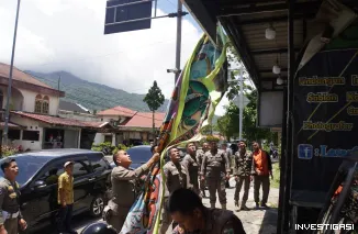 Foto Pemko Tertibkan Spanduk dan Booth Pedagang di Jalan Utama Kota
