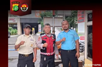 Foto Personel Samapta Polsek Tebet Patroli Dialogis Sambangi Security dan Petugas Loket Parkir di Tebet Barat