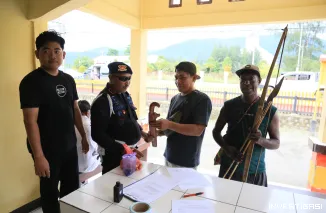 Foto Polda Papua Barat Gelar Ops Pekat, Amankan Berbagai Senjata Tajam Saat Ramadhan