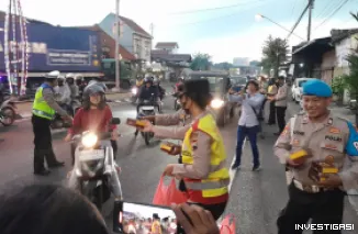 Foto Polres Sukoharjo Bagikan 250 Paket Takjil di Tugu Kartasura, Ludes dalam Hitungan Menit