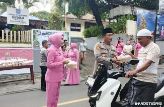Foto Polsek Ranowulu dan Bhayangkari Berbagi Takjil, Hangatkan Kebersamaan di Bulan Suci Ramadhan