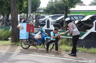 Foto Polwan Polres Lampung Timur Berbagi Takjil, Hadirkan Wajah Humanis Polri di Bulan Ramadhan