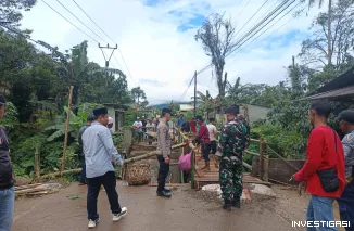 Foto Respons Cepat Polsek Mandalawangi Tangani Ambruknya Jembatan Penghubung Warga