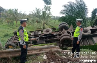 Foto Sopir Truk meninggal Diduga Serangan Jantung, Kendaraan Terjun ke Rawa di Jalintim Sukadana
