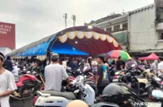 Foto Suasana Ramai Penjual dan Pengunjung Berburu Takjil di Pusat Kota Bitung