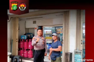 Foto Anggota Samapta Polsek Tebet Gelar Patroli Dialogis, Sampaikan Pesan Kamtibmas kepada Warga