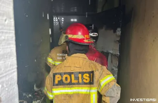 Foto Api Berkobar di Balikpapan Barat, Polda Kaltim Sigap Lakukan Penanganan Cepat Bantu Padamkan Kebakaran