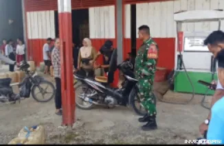 Foto Babinsa Lakukan Pemantauan Penyaluran BBM di SPBU Pokai