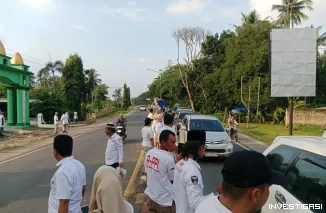 Foto Beberapa Lembaga di Lampung Timur Gelar Gerakan Peduli Berbagi Takjil di Lampu Merah Sukadana