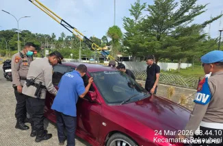 Foto Bermodal Ranting Kayu, Polisi Sigap Beri Bantuan Pemudik Alami Mobil Terkunci