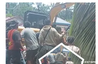 Foto Kecelakaan Maut di Jalan Lintas Timur Muara Papalik, Dugaan Truk Batubara Ngebut Tabrak Inova, Terbalik Timbun Mobil Putih -- Anak Meninggal, Ayah Sekarat