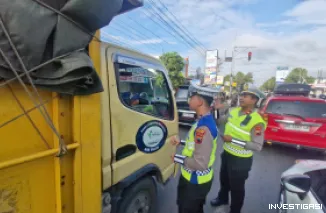Foto Satlantas Polres Sragen Sosialisasikan Pembatasan Operasional Truk Jelang Mudik Lebaran 2026