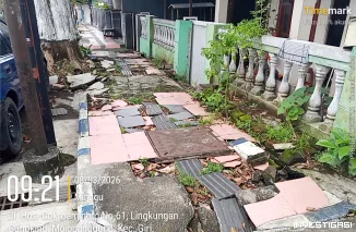 Foto Trotoar Rusak di Tengah Kota, Di Tengah Ramainya Keluhan Jalan Berlubang, Pantaskah Banyuwangi Terus Raih Adipura?