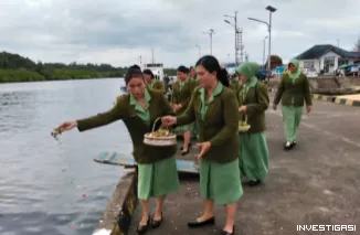 Foto Dalam rangka memperingati HUT Persit Kartika Chandra Kirana Ke -- 80 melaksanakan Tabur Bunga dilaut
