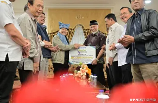 Foto Gubernur Mahyeldi Menerima Secara Simbolis Bantuan Rp1,6 Miliar dari PERADI untuk Mendukung Pemulihan Fasilitas Umum Terdampak Bencana di Sumbar