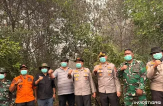 Foto Kapolda Riau Beri Dukungan Moril Tim Gabungan Padamkan Karhutla di Bengkalis
