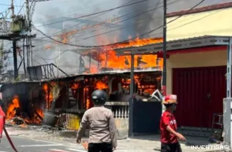 Foto Rumah Makan Bakso di Ternate Ludes Dilalap Si Jago Merah