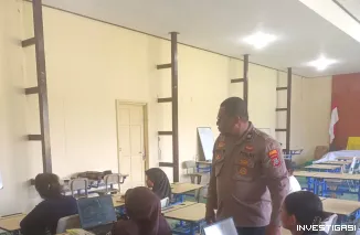 Satuan BINMAS Polres Teluk Bintuni gelar kegiatan belajar mengajar TIK bagi siswa siswi PKBM Kasih Rumbai Koteka