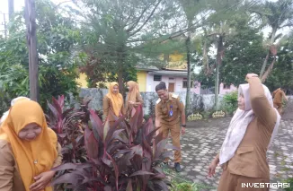 Camat Penengahan Sigap Ajak Para Staf Bersihkan lingkungan Kantor
