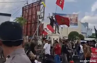 Pedagang dan Aliansi Mei Gelar Aksi di Kantor Wali Kota Ternate, Buang Sisa Dagangan sebagai Bentuk Protes