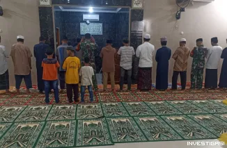 Personel Koramil 1426-03/Galut Pererat Silaturahmi Lewat Sholat Subuh Berjamaah Keliling Bersama Warga