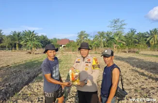 Polri Hadir untuk Petani, Polsek Siak Kecil Serahkan Bibit Jagung Tambahan