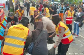Usai Aksi Penyampaian Pendapat, Personel Polresta Pati Gelar Bersih-Bersih Area Demonstrasi