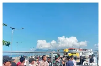 Personel Polsek Aimere Amankan Aktivitas Bongkar Muat KMP Kalibodri di Pelabuhan Aimere