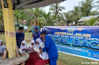 Sat Polairud Polres Bengkalis Gelar Program JALUR Kapal Baca di Pesisir Desa Selat Baru