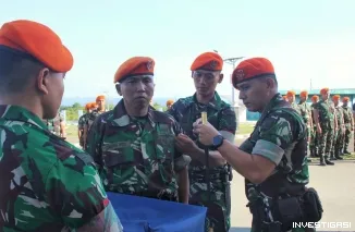 Batalyon Parako 481 Pasgat Gelar Upacara Tradisi Pelepasan Anggota dan Pemberian Penghargaan Prajurit Berprestasi