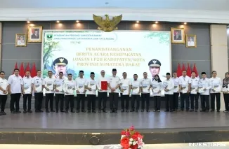 Bupati Agam, Ir. H. Benni Warlis, MM, Dt. Tan Batuah, bersama bupati/wali kota se-Sumbar menandatangani Berita Acara Kesepakatan Lahan Pertanian Pangan Berkelan