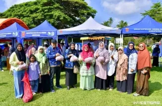 Ketua PKK, Ny. Merry Benni Warlis, mengunjungi Bazar dan Pasar Murah