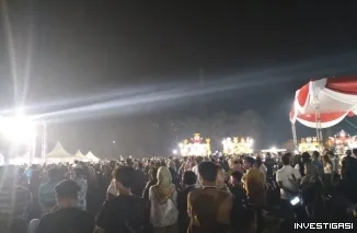 Ribuan masyarakat dari berbagai kecamatan memadati lapangan Polsek Sukadana