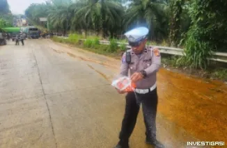Satlantas Polres Bengkalis Sigap Bersihkan Tumpahan Minyak CPO
