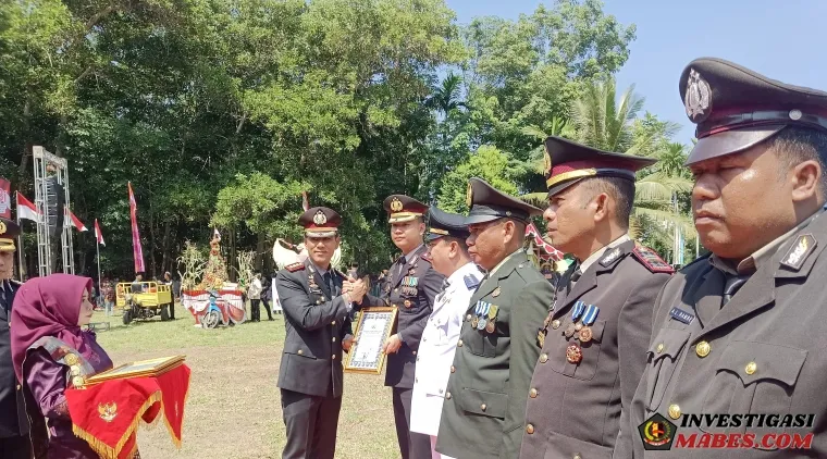 Dirresnarkoba Polda Riau Pimpin Upacara HUT ke-81 RI di Pulau Terluar Kecamatan Bantan, Serahkan Penghargaan Atas Nama Kapolda Riau