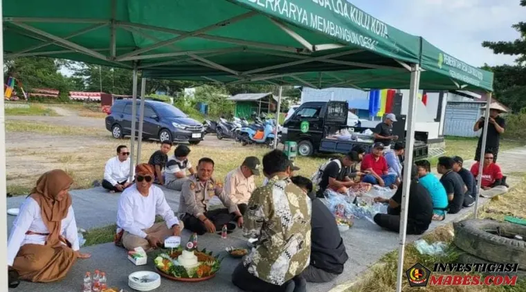 Lestarikan Tradisi Lokal, Polsek Loa Kulu Kawal Kegiatan "Sedekah Mahakam" di Desa Loa Kulu Kota
