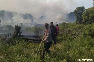 Api Padam, Sinergi Tetap Menyala: Polsek Samboja Tangani Karhutla di Tanjung Harapan