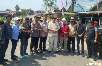 Bupati Kukar Tinjau Jalan Poros Margasari Terdampak Longsor, Polsek Loa Kulu Pastikan Keamanan Pengguna Jalan