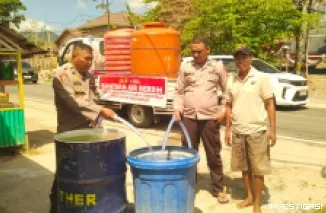 Kemarau Panjang Melanda, Polsek Boliyohuto Salurkan Air Bersih Sukarela Bantu Ratusan Warga Krisis Air