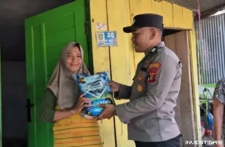 Polsek Kawasan Pelabuhan Samarinda Tebar Kepedulian Lewat Jumat Berbagi, Warga Sungai Dama Terima Bantuan Sosial