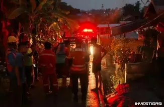 Respons Cepat Sat Brimob Polda Kaltim Bantu Penanganan Kebakaran Permukiman di Samarinda