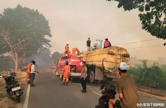 Sinergi Polsek Sangasanga Bersama TNI, Damkar dan Relawan Tangani Karhutla di Kelurahan Pendingin, Luas Lahan Terbakar Diperkirakan 50 Hektare