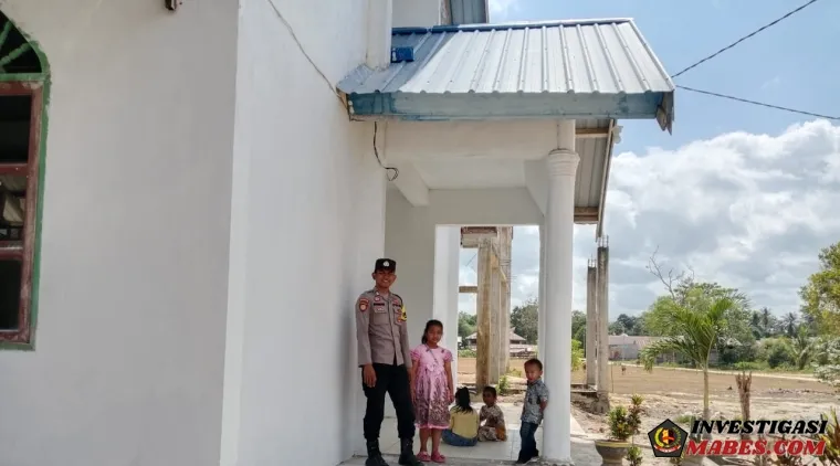 Bhabinkamtibmas Polsek palangga sambangi desa binaan, pastikan ibadah jemaat gereja Ambawiasi berjalan aman dan khidmat