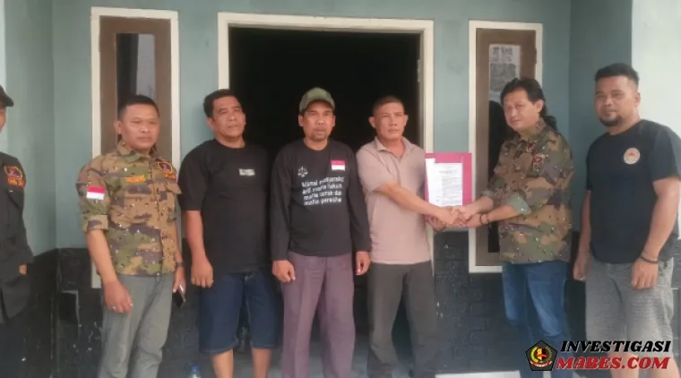 Ketua DPC GRIB Jaya Kabupaten Serang Berikan SK PAC Grib Jaya Kecamatan Jawilan Kepada Ketua PAC Jawilan Supriyat/Gepeng
