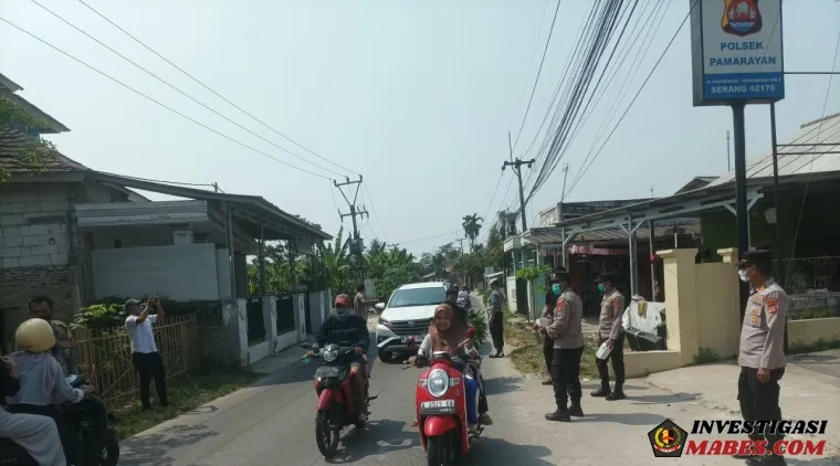 Polsek Pamrayan Bagikan Masker ke Pengguna Jalan, Langkah Antisipasi Dampak Abu vulkanik Gunung Anak Krakatau