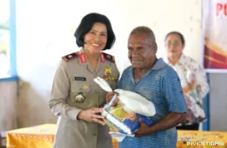 Bakti Sosial Hari Jadi Polwan ke-78, Polda Papua Barat Salurkan 200 Paket Sembako kepada Warga Kampung Aipiri Susweni