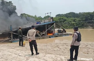 Bersihkan Sungai Tesso dari PETI, Polsek Kampar Kiri Musnahkan 12 Rakit Tambang Emas Ilegal di Tiga Titik