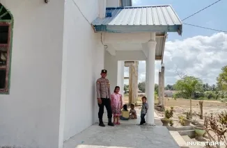 Bhabinkamtibmas Polsek palangga sambangi desa binaan, pastikan ibadah jemaat gereja Ambawiasi berjalan aman dan khidmat