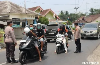 Kapolres AKBP Deddy Tinjau Dampak Erupsi Gunung Anak Krakatau, Bagikan Masker kepada Warga Palas